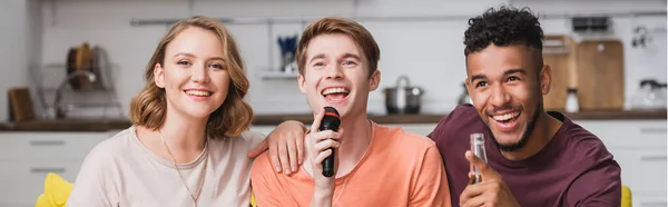 Cabeçalho Site Amigos Multiculturais Alegres Cantando Karaoke Durante Festa — Fotografia de Stock