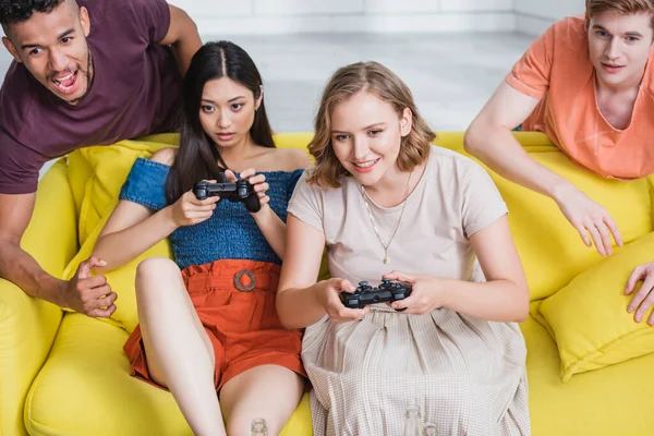 Kyiv Ukraine July 2020 아프리카계 미국인 남자가 여성들이 비디오 게임을 — 스톡 사진