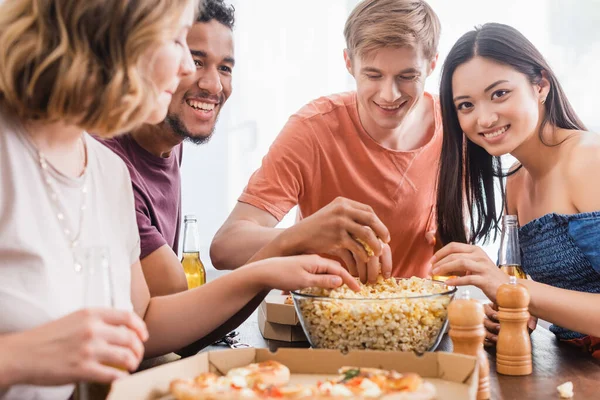 Selective Focus Multiethnic Friends Taking Popcorn Bowl Party — Stock Photo, Image