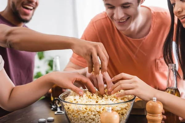 Foyer Sélectif Amis Multiculturels Prenant Pop Corn Bol Pendant Fête — Photo