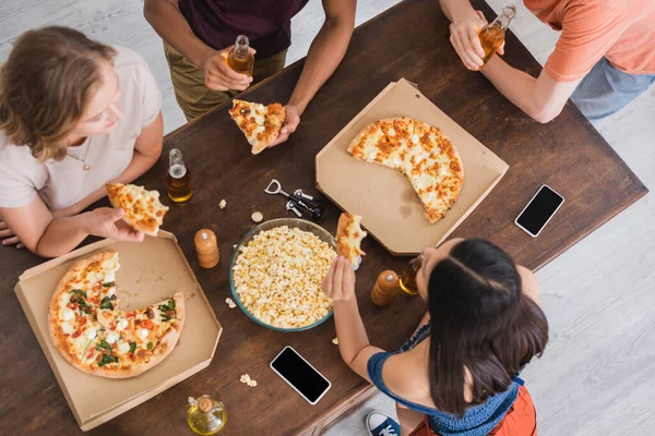 Top View Multiethnic Friends Drinking Beer Eating Pizza Party — Stock Photo, Image