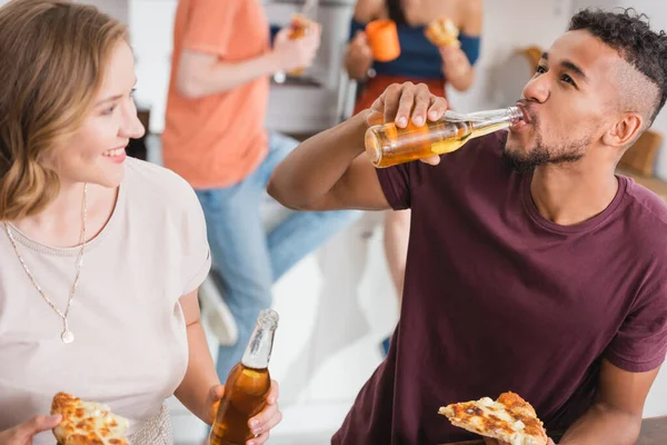 Hombre Afroamericano Bebiendo Cerveza Sosteniendo Pizza Cerca Amigos Multiculturales — Foto de Stock