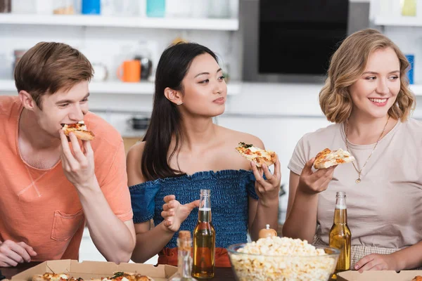 Iloinen Monikulttuurinen Ystävät Syövät Pizzaa Lähellä Kulhoon Popcornia — kuvapankkivalokuva