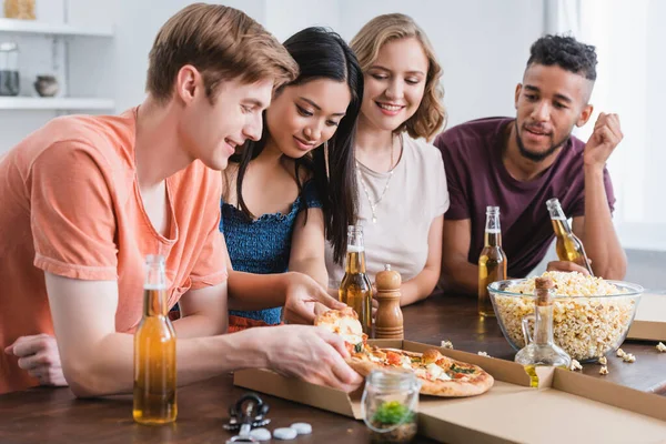 Vreugdevolle Multiculturele Vrienden Nemen Pizza Uit Doos Tijdens Het Feest — Stockfoto