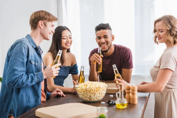 Enfoque Selectivo Amigos Multiculturales Alegres Sosteniendo Botellas Cerveza Hablando Durante —  Fotos de Stock