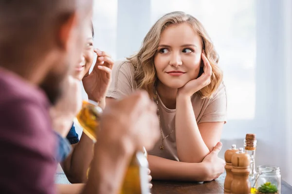 Enfoque Selectivo Joven Emocionada Cerca Amigos Multiculturales Durante Fiesta — Foto de Stock