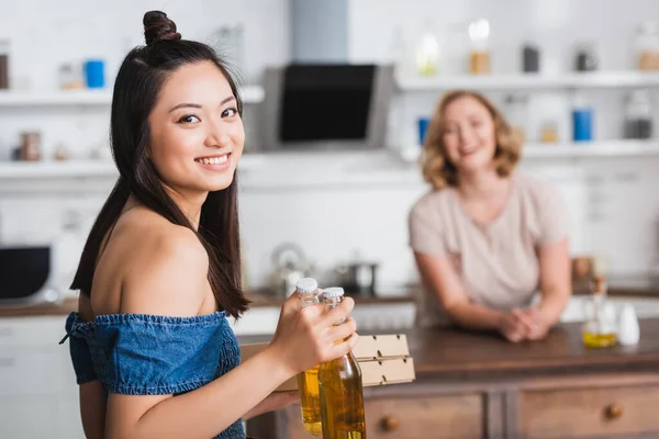 Foco Seletivo Excitado Asiático Mulher Segurando Cerveja Pizza Caixas Perto — Fotografia de Stock