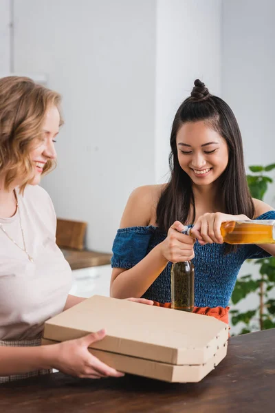 Jong Vrouw Holding Pizza Doos Buurt Aziatische Vriend Opening Bier — Stockfoto