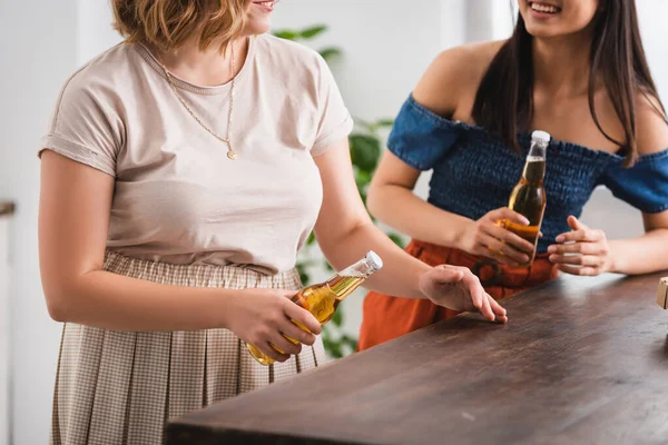 Vista Parcial Mujeres Jóvenes Sosteniendo Cerveza Durante Fiesta Concepto Panorámico — Foto de Stock