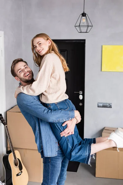 Complacido Hombre Sosteniendo Brazos Mujer Cerca Cajas Guitarra Acústica Concepto —  Fotos de Stock