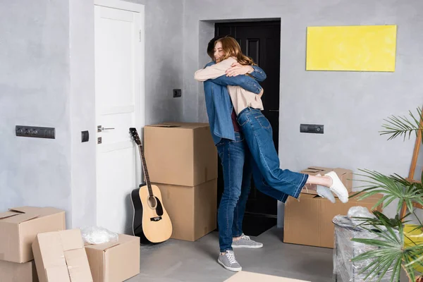 Mujer Alegre Abrazo Con Novio Cerca Cajas Cartón Guitarra Acústica — Foto de Stock