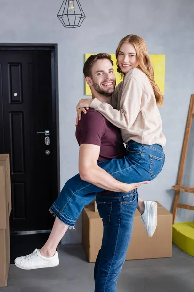 Man Holding Arms Pleased Girlfriend New Home — Stock Photo, Image