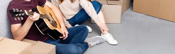 Cultura Panorâmica Mulher Sentada Chão Com Homem Tocando Guitarra Acústica — Fotografia de Stock