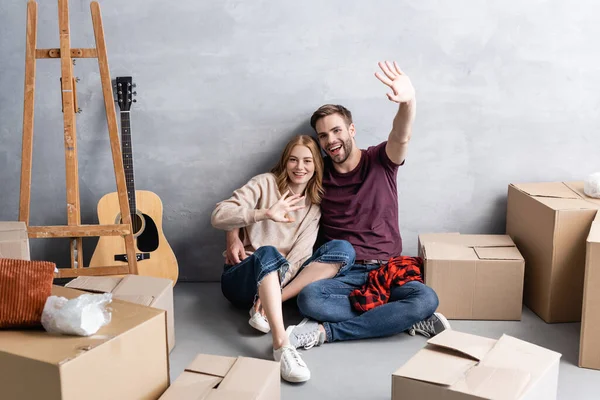 Man Vrouw Zwaaiende Handen Buurt Van Akoestische Gitaar Dozen Bewegend — Stockfoto