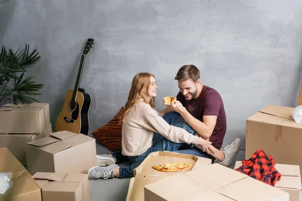 Hombre Complacido Sosteniendo Pizza Cerca Mujer Cajas Cartón Casa Concepto — Foto de Stock