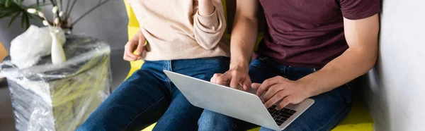 Panoramisch Gewas Van Man Typen Smartphone Buurt Van Vriendinnen — Stockfoto