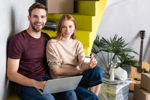 Man Using Laptop While Sitting Stairs Girlfriend Credit Card — Stock Photo, Image