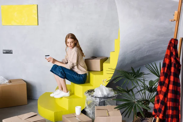 Young Woman Holding Credit Card Sitting Stairs Boxes — Stock Photo, Image