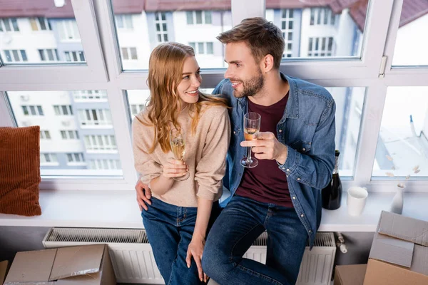 Pleased Couple Holding Glasses Champagne Looking Each Other Carton Boxes — Stock Photo, Image