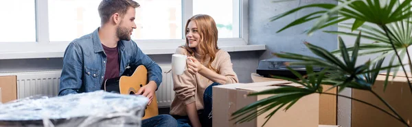 Cultivo Panorámico Hombre Joven Tocando Guitarra Acústica Cerca Mujer Alegre —  Fotos de Stock