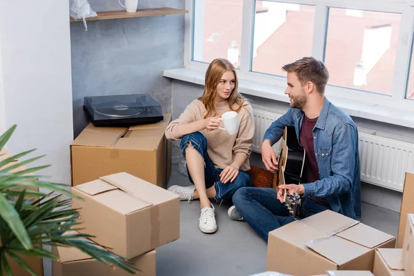 Selective Focus Young Man Sitting Floor Playing Acoustic Guitar Woman — Stock Photo, Image