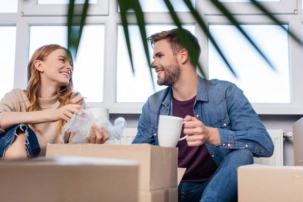 Enfoque Selectivo Mujer Alegre Sosteniendo Taza Desempacando Caja Con Novio — Foto de Stock