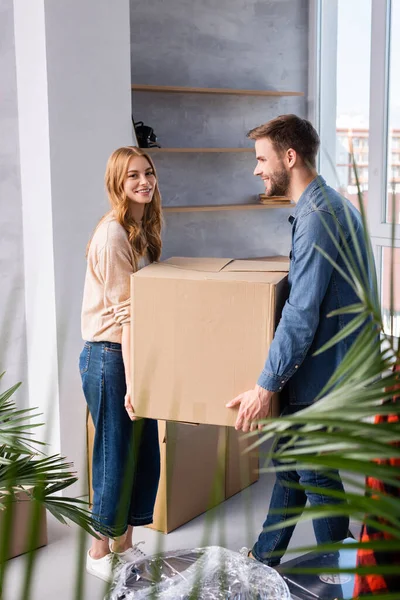 Selective Focus Joyful Man Woman Holding Carton Box Moving Concept — Stock Photo, Image