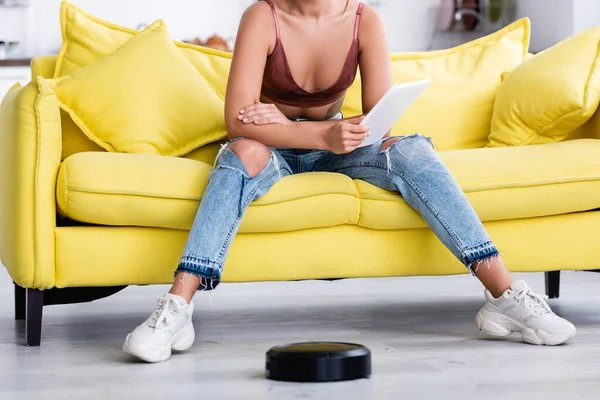 Vista Ritagliata Della Donna Con Tablet Digitale Aspirapolvere Robotico — Foto Stock