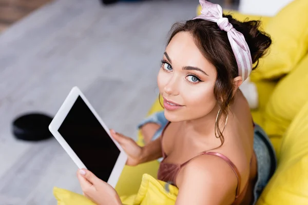 Vista Aérea Mujer Sosteniendo Tableta Digital Con Pantalla Blanco — Foto de Stock