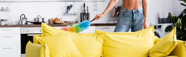 Tiro Panorâmico Mulher Jovem Usando Escova Poeira Sofá Amarelo Casa — Fotografia de Stock