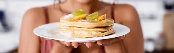 Culture Horizontale Femme Montrant Des Crêpes Savoureuses Avec Des Fruits — Photo