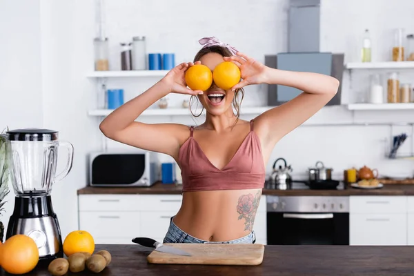 Selective Focus Tattooed Woman Holding Oranges Eyes Cutting Board Blender — Stock Photo, Image