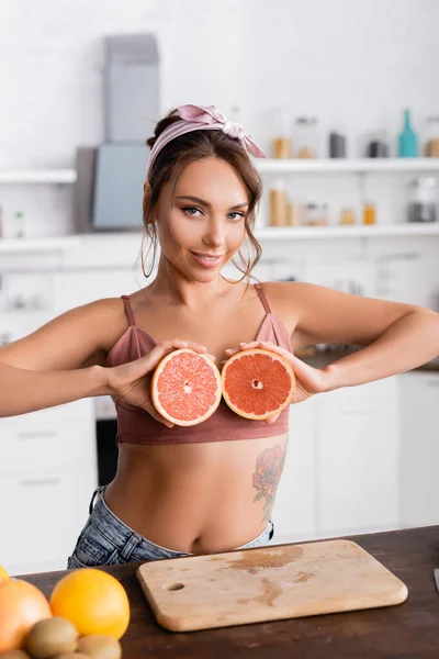 Selective Focus Tattooed Woman Holding Halves Grapefruit Cutting Board Kitchen — Stock Photo, Image
