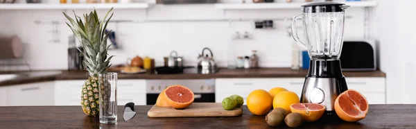 Foto Panorámica Frutas Frescas Cerca Licuadora Mesa Cocina — Foto de Stock