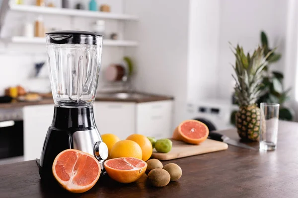 Mutfak Masasındaki Blender Yakınındaki Olgun Meyvelerin Seçici Odağı — Stok fotoğraf