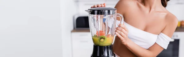 Website Kopfzeile Einer Frau Die Smoothie Aus Reifen Früchten Macht — Stockfoto