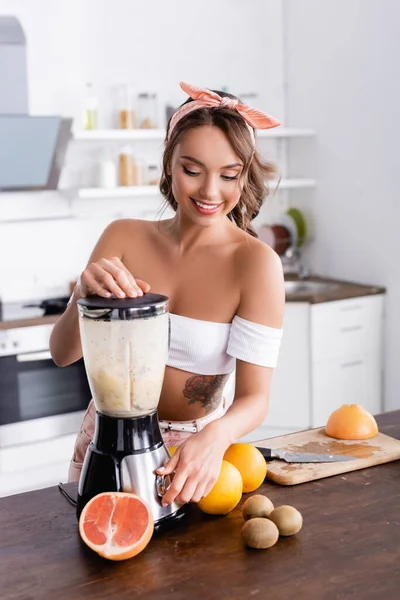 Foco Seletivo Jovem Mulher Preparando Smoothie Perto Frutas Maduras Mesa — Fotografia de Stock