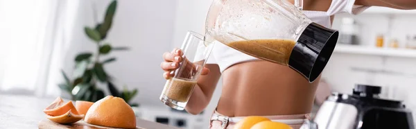 Imagem Horizontal Mulher Derramando Smoothie Vidro Cozinha — Fotografia de Stock