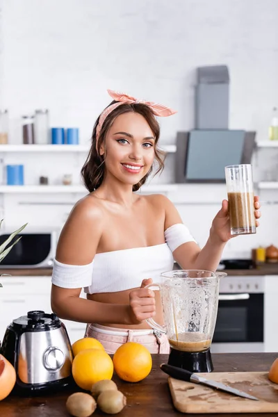 Dona Casa Segurando Vidro Smoothie Perto Liquidificador Frutas Mesa — Fotografia de Stock