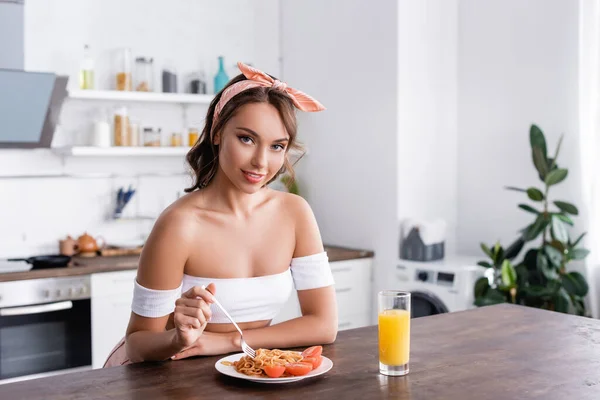 Dona Casa Olhando Para Câmera Perto Espaguete Suco Laranja Mesa — Fotografia de Stock