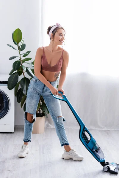 Wanita Coklat Membersihkan Lantai Dengan Vacuum Cleaner Modern — Stok Foto