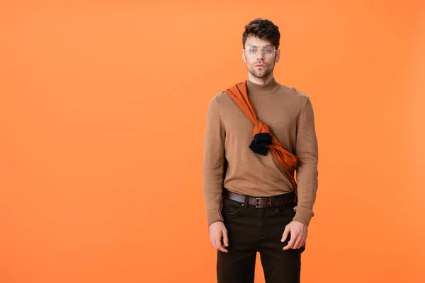 Homme Mode Tenue Automne Lunettes Isolées Sur Orange — Photo