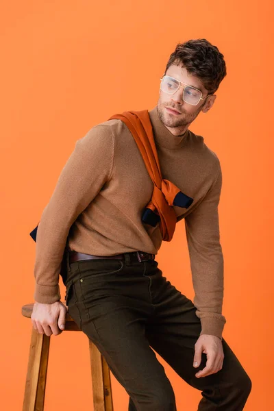 Modischer Mann Herbst Outfit Und Brille Auf Holzhocker Orange — Stockfoto