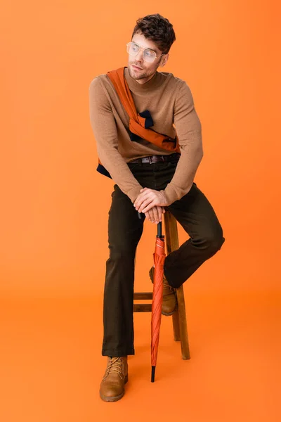 Stylish Man Autumn Outfit Glasses Holding Umbrella While Sitting Wooden — Stock Photo, Image