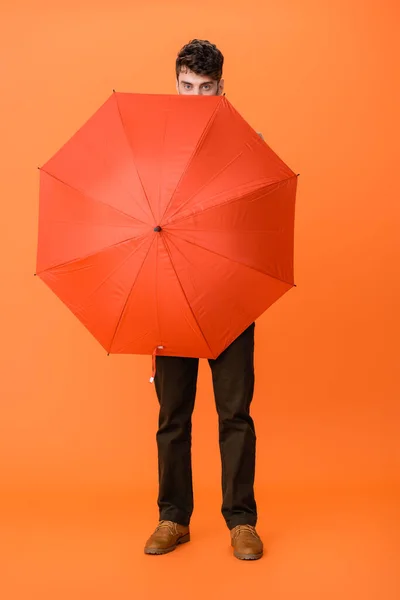 Volledige Lengte Van Man Bruine Broek Met Paraplu Oranje — Stockfoto