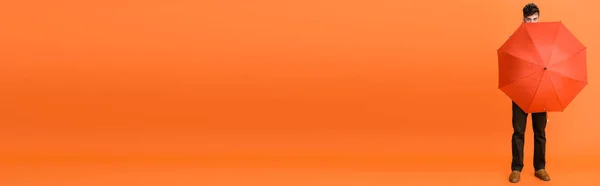 Teljes Hossza Férfi Barna Nadrágban Gazdaság Esernyő Narancssárga Panoráma Lövés — Stock Fotó