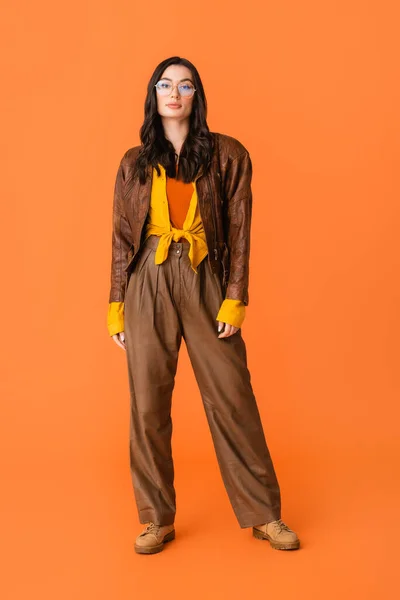 Volledige Lengte Van Stijlvolle Vrouw Herfst Outfit Bril Staan Oranje — Stockfoto