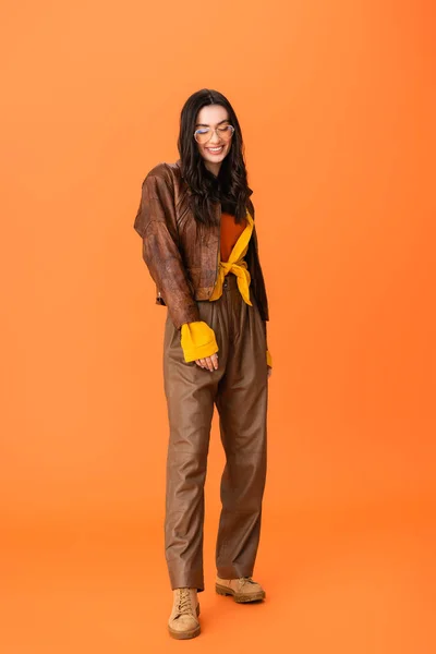 Full Längd Ung Kvinna Höst Outfit Och Glasögon Står Orange — Stockfoto