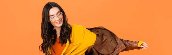 Tiro Panorâmico Mulher Elegante Óculos Jaqueta Couro Isolado Laranja — Fotografia de Stock