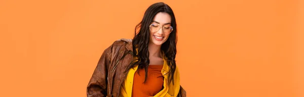 Panorama Begreppet Ung Kvinna Höst Outfit Tittar Ner Isolerad Orange — Stockfoto